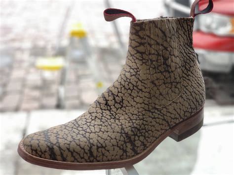 Botin en cuello de toro, horma versace, color natural.